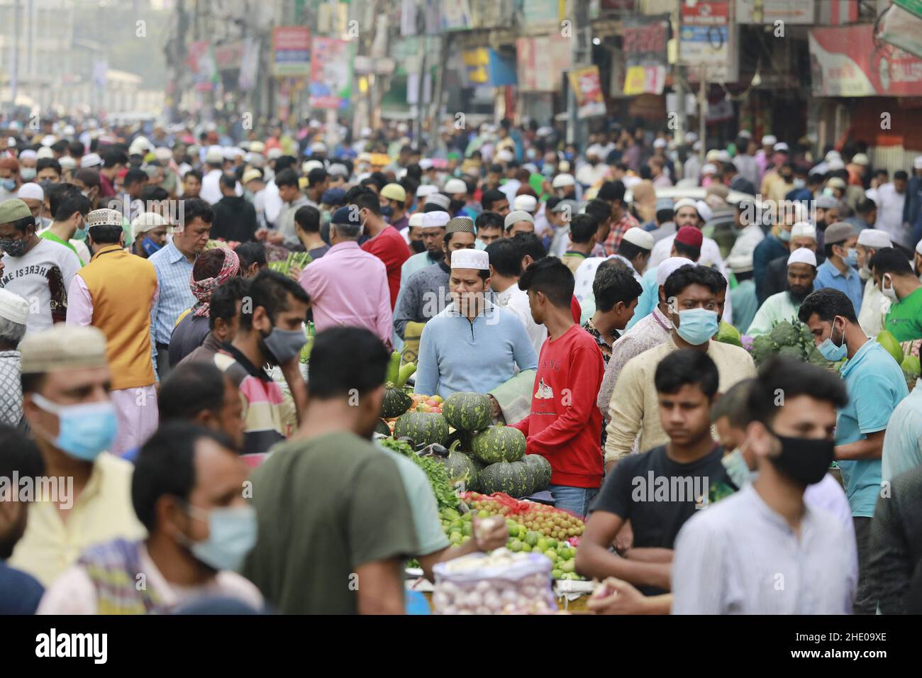 Le peuple bangladais trônait un marché de vacances sans prendre soin de distancer physiquement crucial pour vérifier la propagation du coronavirus (COVID-19), à Dhaka, au Bangladesh, le 7 janvier 2022.Le Bangladesh a signalé une forte augmentation des infections à COVID-19 et des décès liés au virus au cours de la dernière semaine, en raison des craintes que la variante d'omicron se propage dans tout le pays.Photo de Kanti Das Suvra/ABACAPRESS.COM Banque D'Images