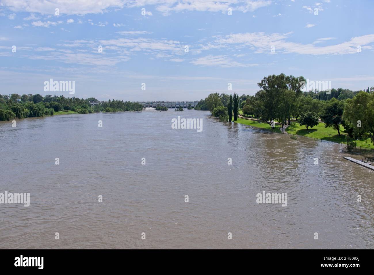 Vue sur la rivière Vaal en crue au barrage, Gauteng, Afrique du Sud après de fortes pluies . Banque D'Images