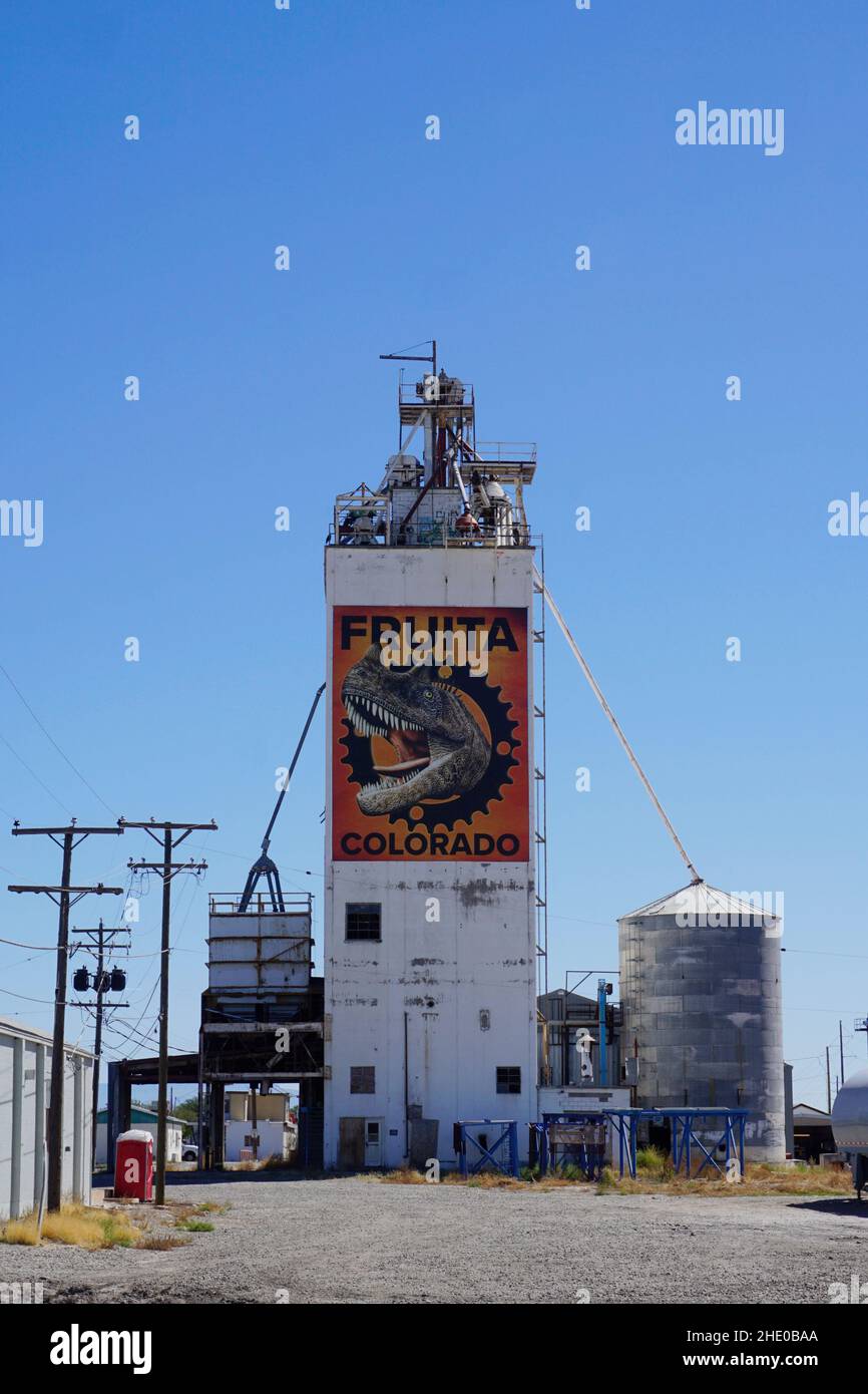 Fruita CO-OP fetilizer bâtiment avec une grande peinture d'un dinosaure sur le côté. Banque D'Images