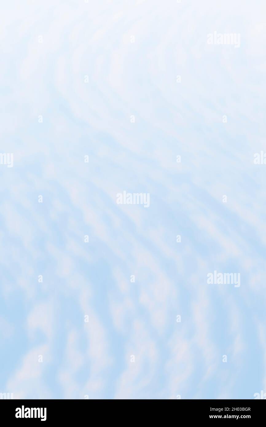 Neige blanche et bleu clair lisse et floue en forme de S.Arrière-plan abstrait haute résolution plein format, espace de copie. Banque D'Images