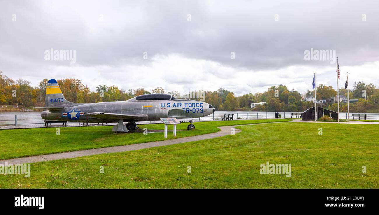 HART, Michigan, États-Unis - le 22 octobre 2021 : le Hart Veterans Park, sur le lac Hart, avec un T-33 servant de mémorial aux anciens combattants Banque D'Images