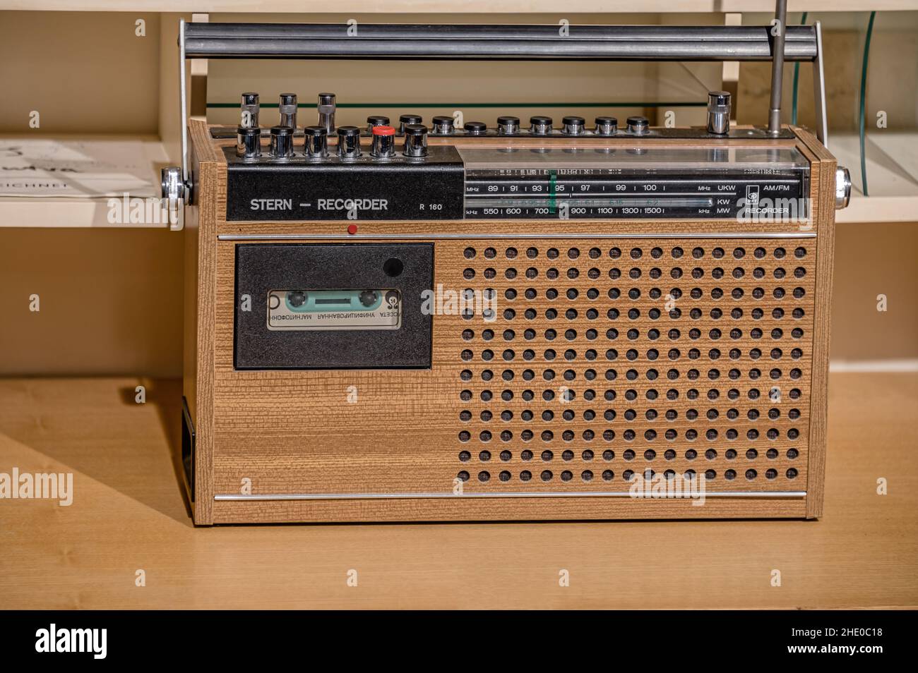 Stern-Recorder 'R 160' enregistreur radio dans un boîtier en bois avec section cassette et haut-parleur mono produit dans le 1970s dans le DDR Banque D'Images