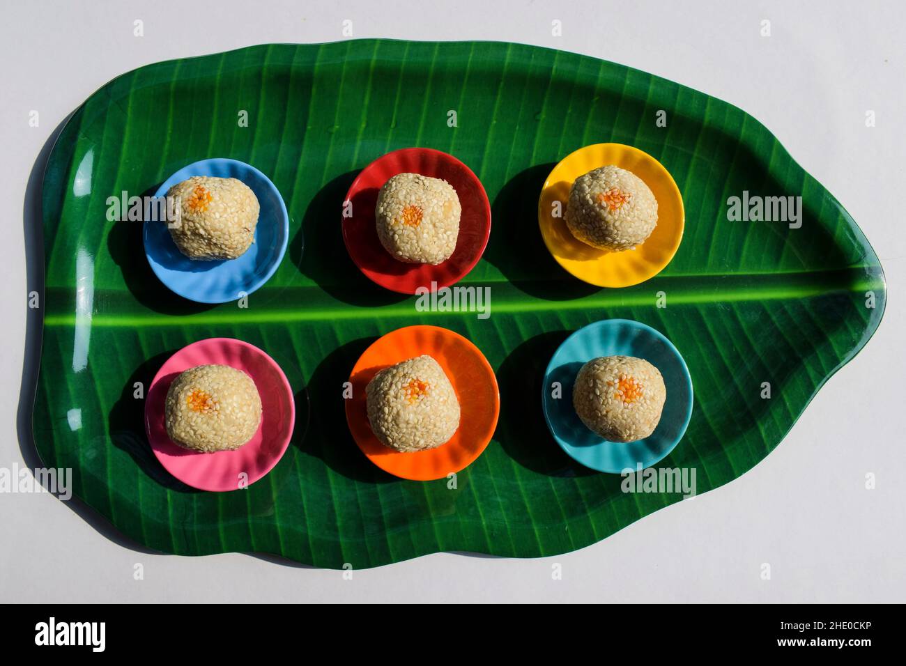 Makar sankranti food til ka Ladoo fait de graines de sésame et de jaggery ou de sucre, également connu sous le nom de til baati servi pour le concept de festival de Makar sankranti Banque D'Images