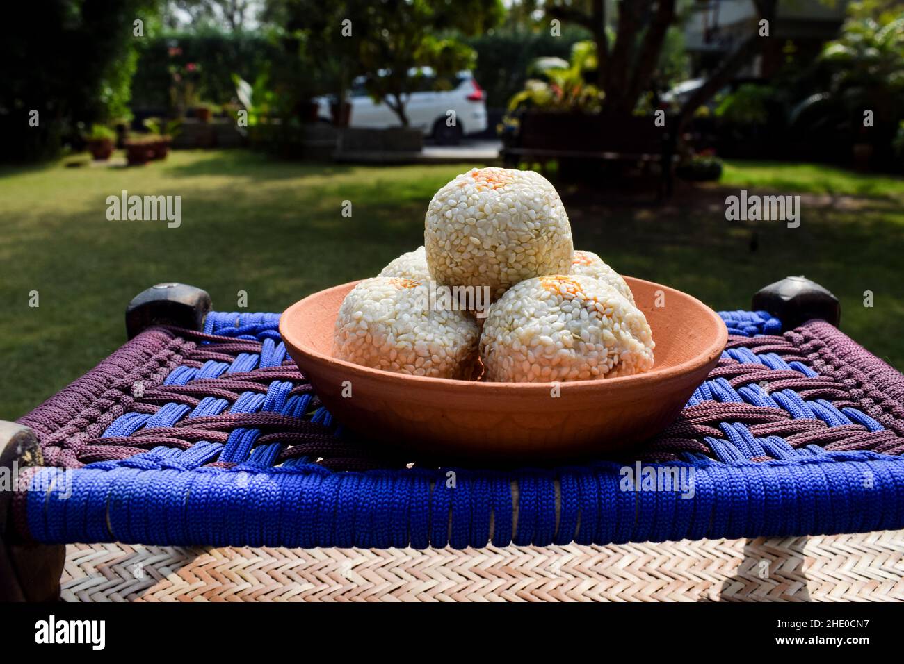 Recette Tilgul ladoo. Graines de sésame blanc enrobées de sucre de jaggery.Des sucreries indiennes servies mangées du mithai traditionnel indien jusqu'au bati Banque D'Images