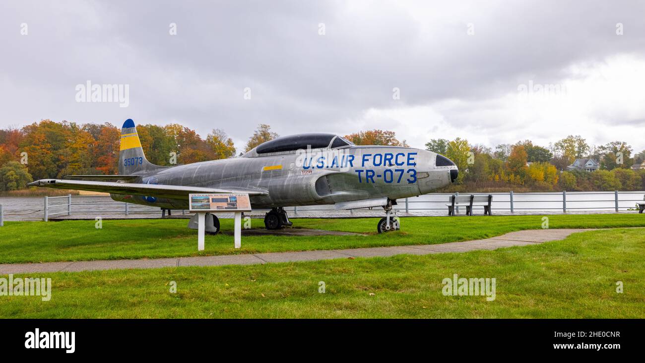 HART, Michigan, États-Unis - le 22 octobre 2021 : le Hart Veterans Park, sur le lac Hart, avec un T-33 servant de mémorial aux anciens combattants Banque D'Images