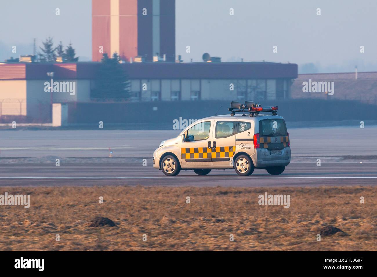 Gdansk, Pologne - 11 mars 2018 : voiture de sécurité de l'aéroport, Fiat Qubo, à l'aéroport Lech Walesa de Gdansk. Banque D'Images