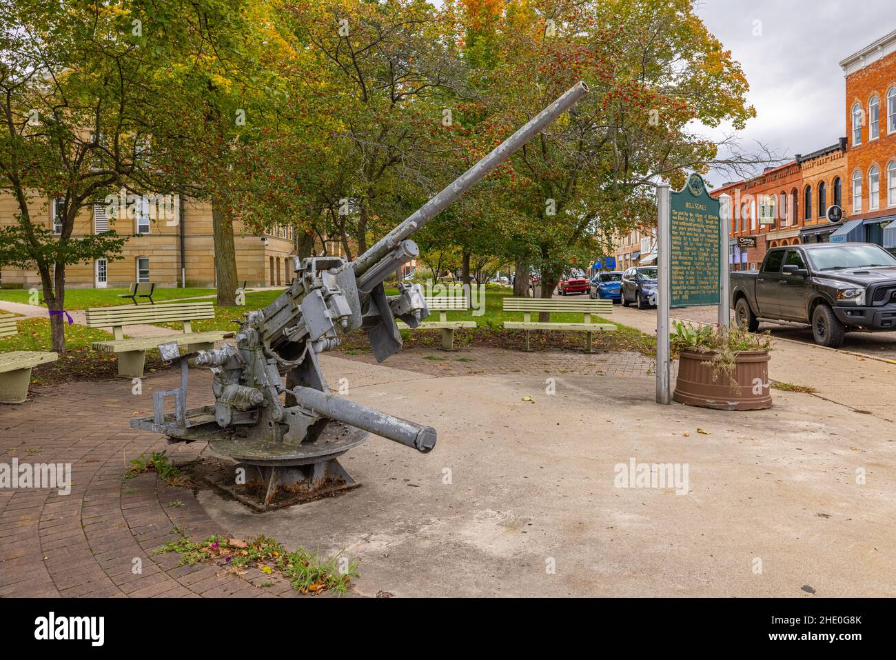Hillsdale, Michigan, États-Unis - 21 octobre 2021 : une pièce d'artillerie anti-aérienne au palais de justice Banque D'Images