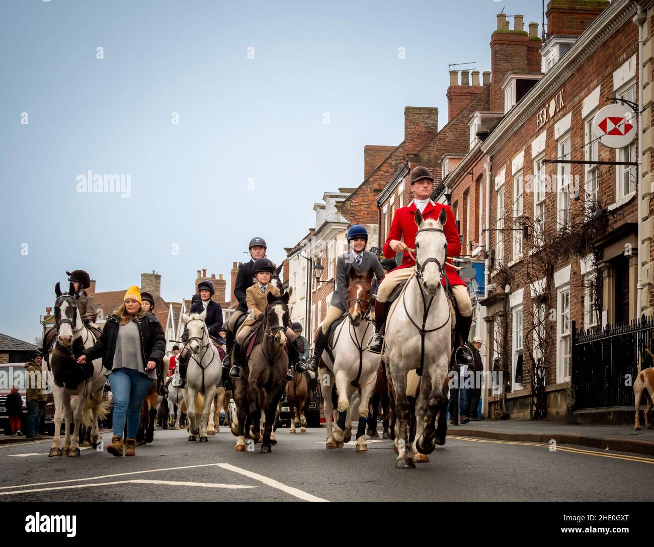 Les membres habillés traditionnels de la chasse de Middleton traversent le centre-ville de Malton au début de la chasse au renard de la chasse du lendemain de Noël.ROYAUME-UNI Banque D'Images