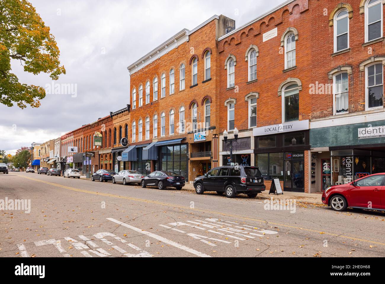 Hillsdale, Michigan, États-Unis - 21 octobre 2021 : le quartier des affaires sur Howell Street Banque D'Images