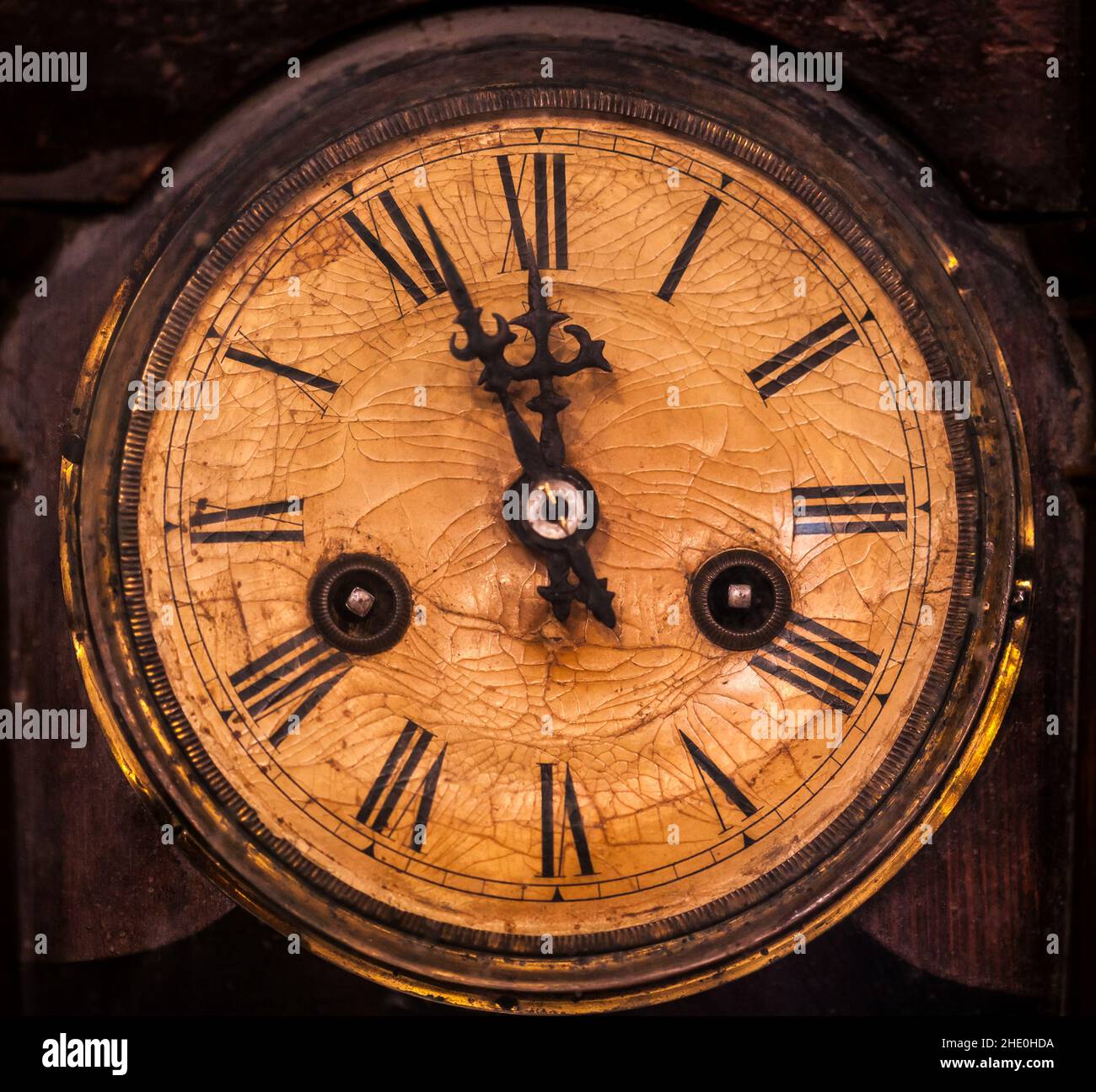 Horloge murale ancienne en bois vintage accrochée au mur Banque D'Images