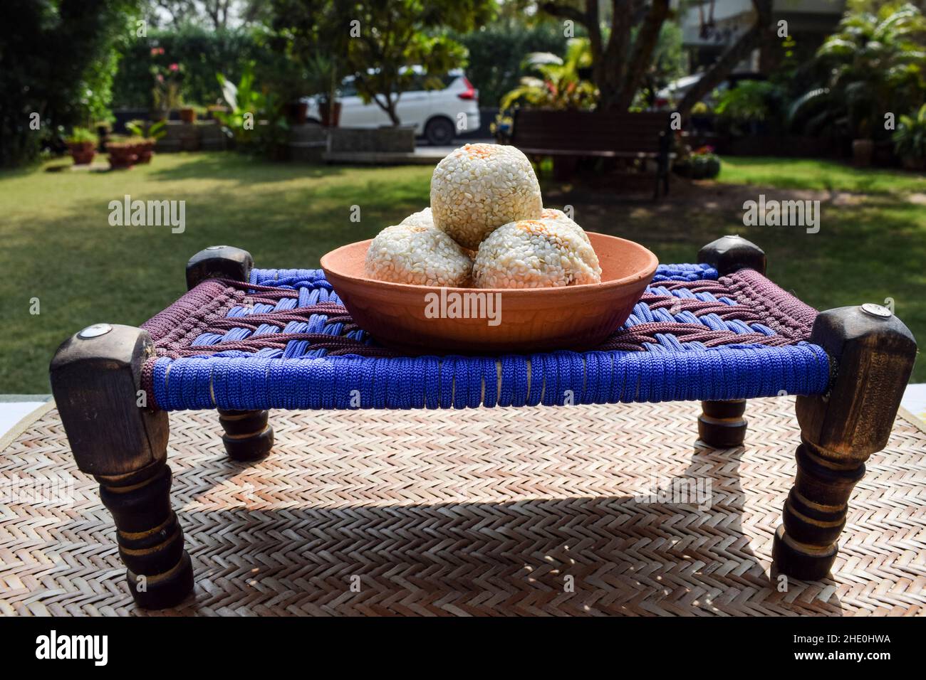 Recette Tilgul ladoo. Graines de sésame blanc enrobées de sucre de jaggery.Des sucreries indiennes servies mangées du mithai traditionnel indien jusqu'au bati Banque D'Images