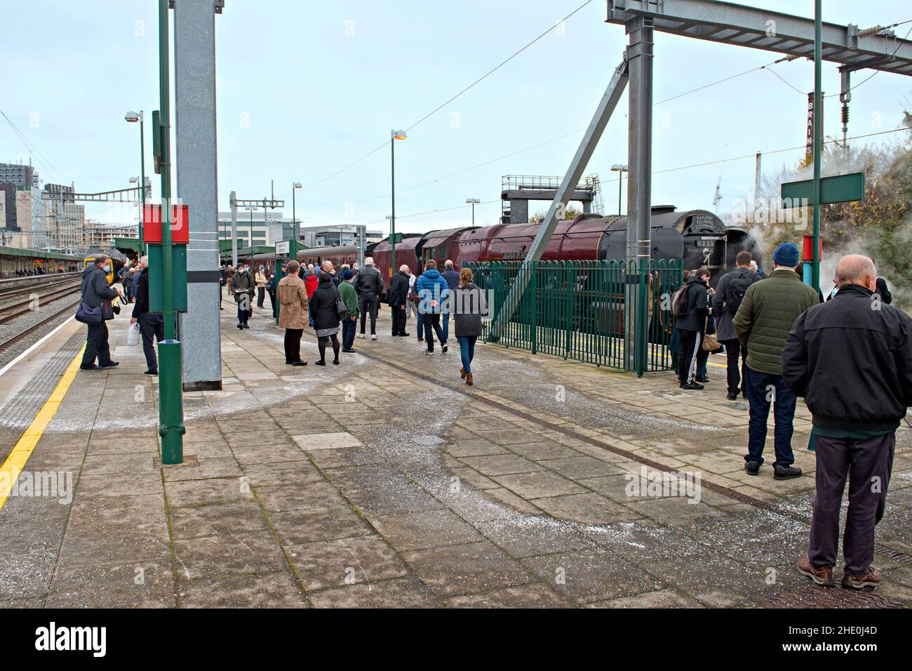 Des admirateurs entourent la princesse Coronation Class 6233 Duchesse de Sutherland à Cardiff Central Railway staition avec un train spécial charters à vapeur. Banque D'Images