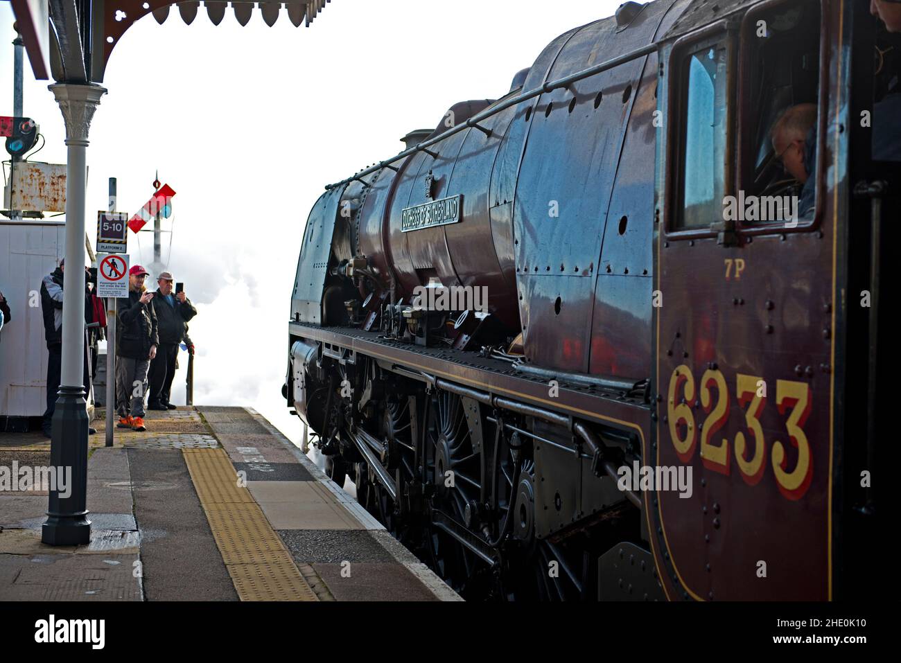 La locomotive à vapeur préservée, LMS Princess Coronation Class 6233 Duchesse de Sutherland quitte la station de Worcester arbustive Hill, surveillée par les passionnés Banque D'Images