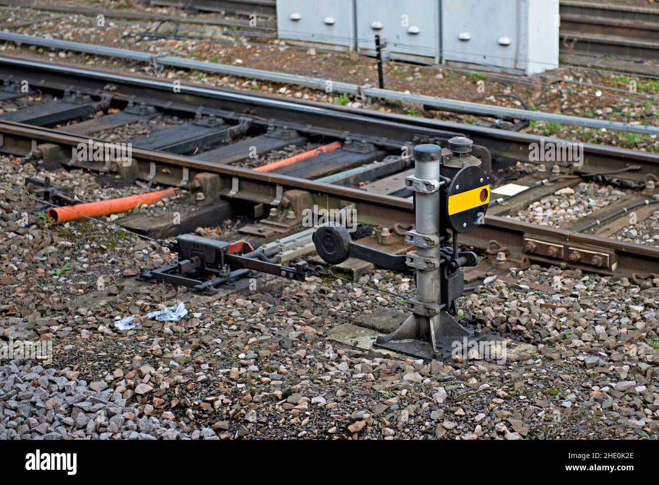 Un rare signal de shunting jaune à la gare de Worcester, Royaume-Uni Banque D'Images