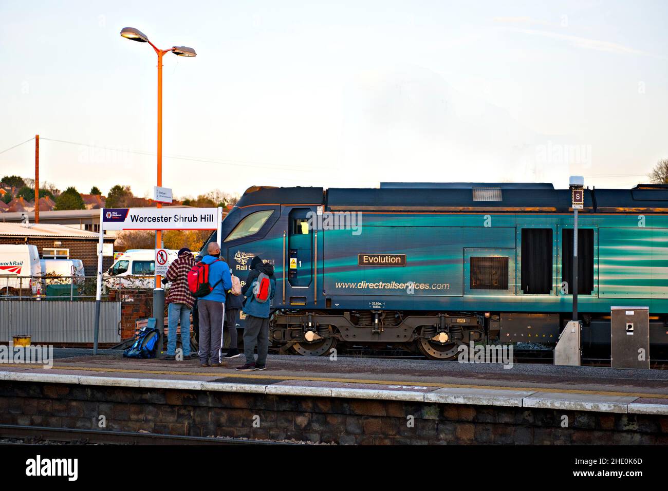 La locomotive électrique diesel « Evolution » de classe 88 de Direct Rail Services attend un train de marchandises à la gare de Worcester Shrub Hill, en Angleterre Banque D'Images