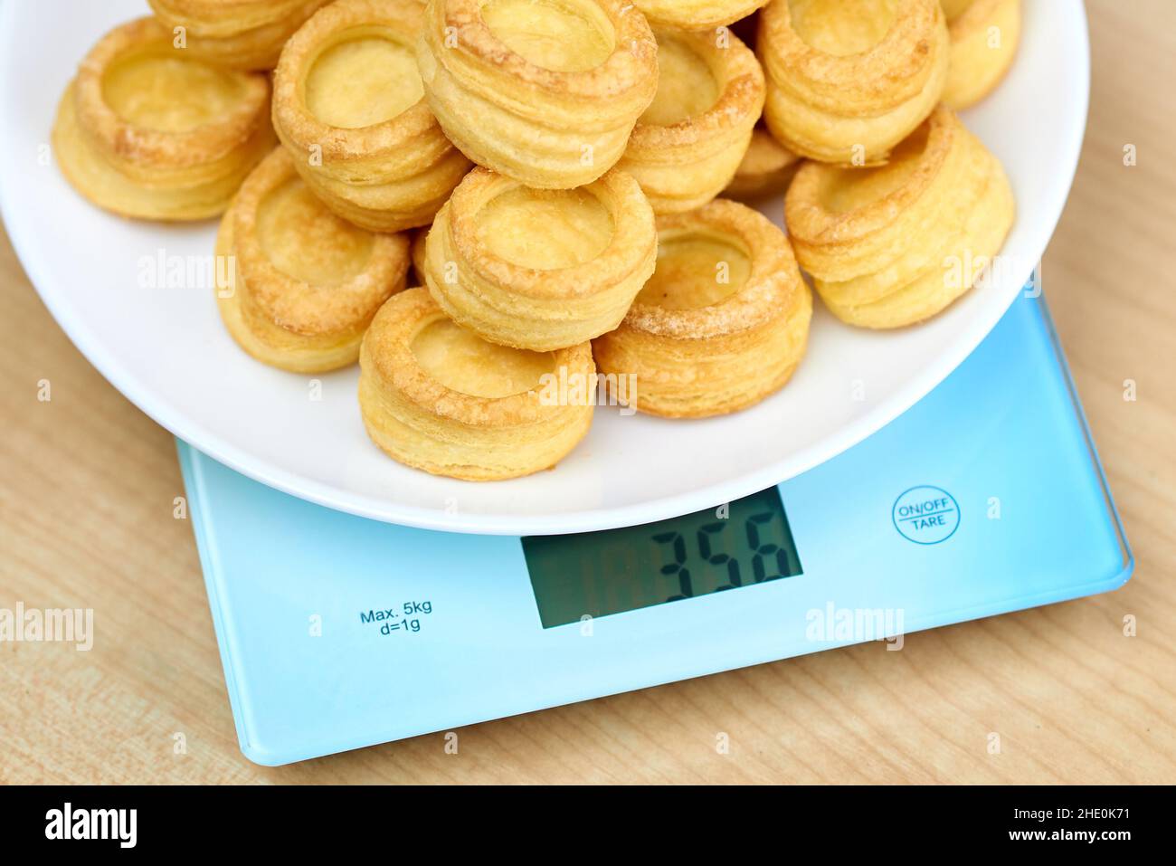 Un plat vol-au-vent repose sur les graduations bleues.Concept de comptage des calories, suivi des figures Banque D'Images