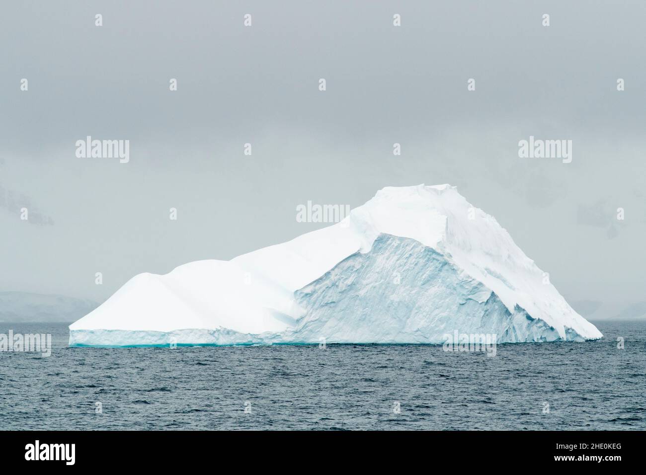 Un iceberg flotte dans la baie de Wilhelmina, en Antarctique. Banque D'Images