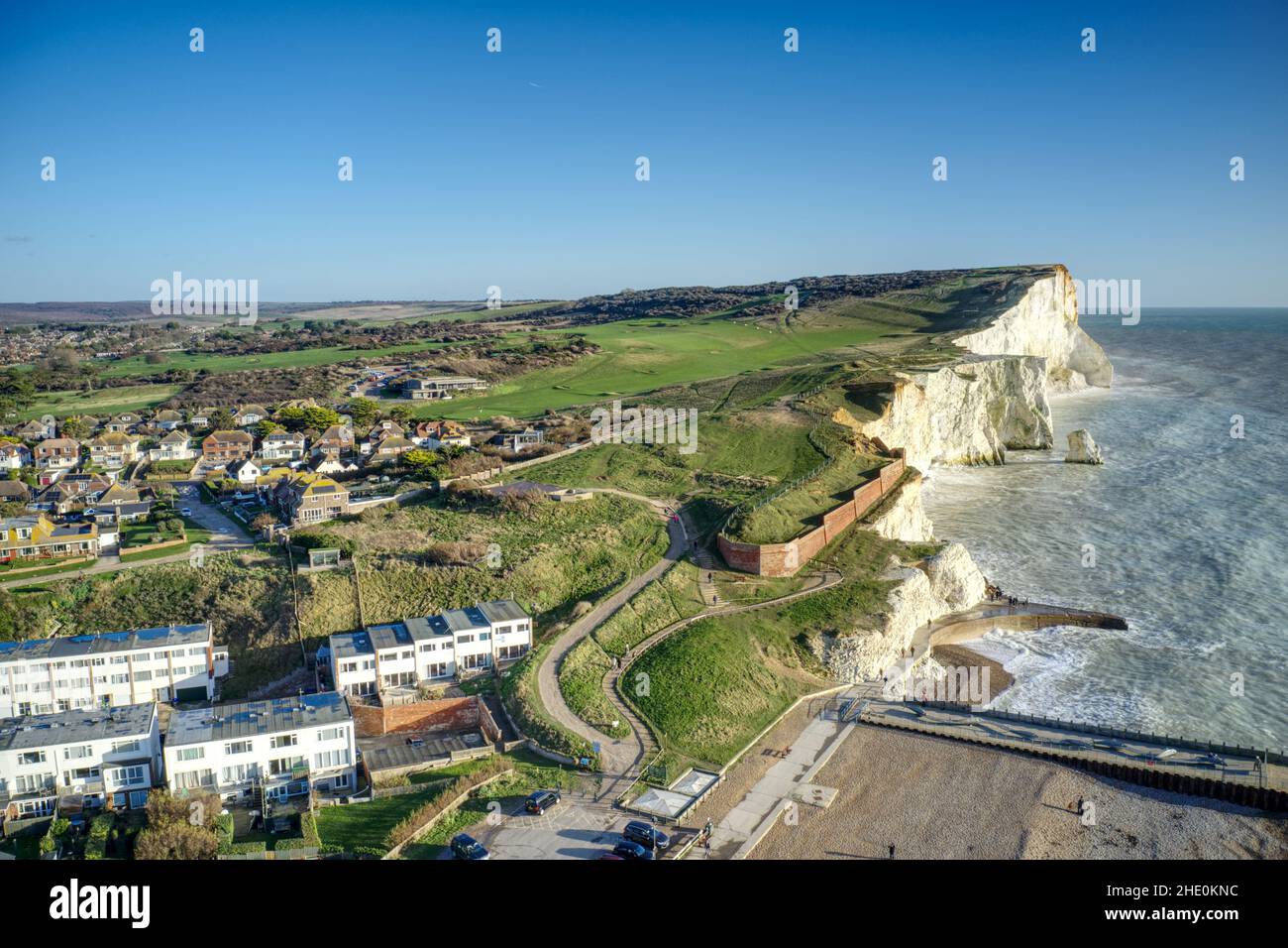 Les falaises de craie blanche de Seaford Head, dans l'est du Sussex, en Angleterre, avec le parcours de golf en arrière-plan longeant le sommet des falaises.Vue aérienne Banque D'Images