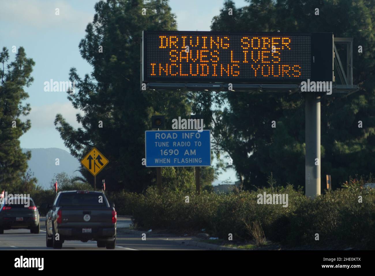 Un babillard Caltrans qui fait la promotion de la sensibilisation à la conduite en état d'ivresse avec les mots « Driving sobre sauve des vies, y compris la vôtre » le jour du nouvel an sur la route nationale Banque D'Images