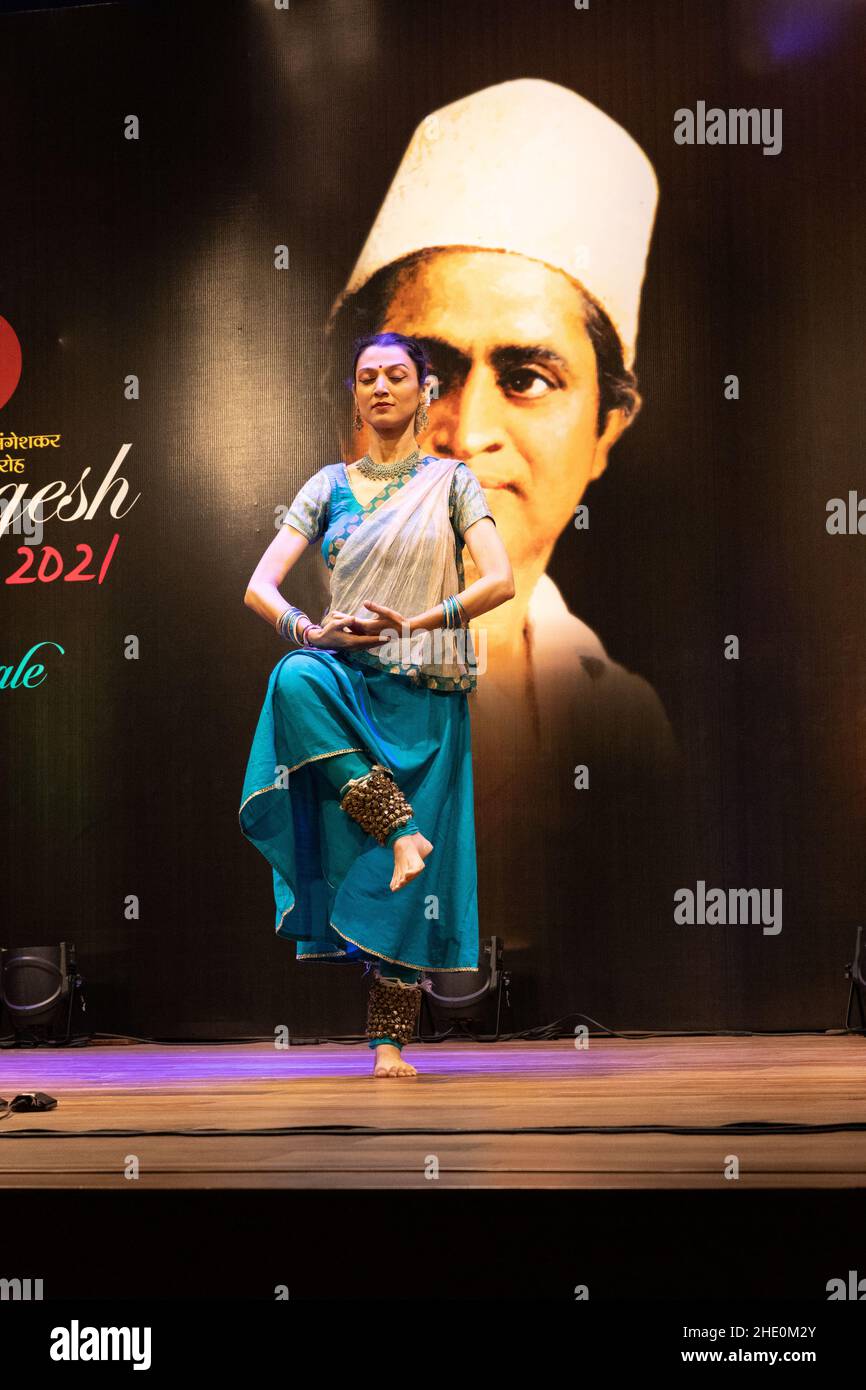 Sheetal Kolwalkar danse classique de Kathak à Swaramangesh 2021, le festival de musique et de danse classique du mémorial de Maître Dinanath Mangeshkar Banque D'Images