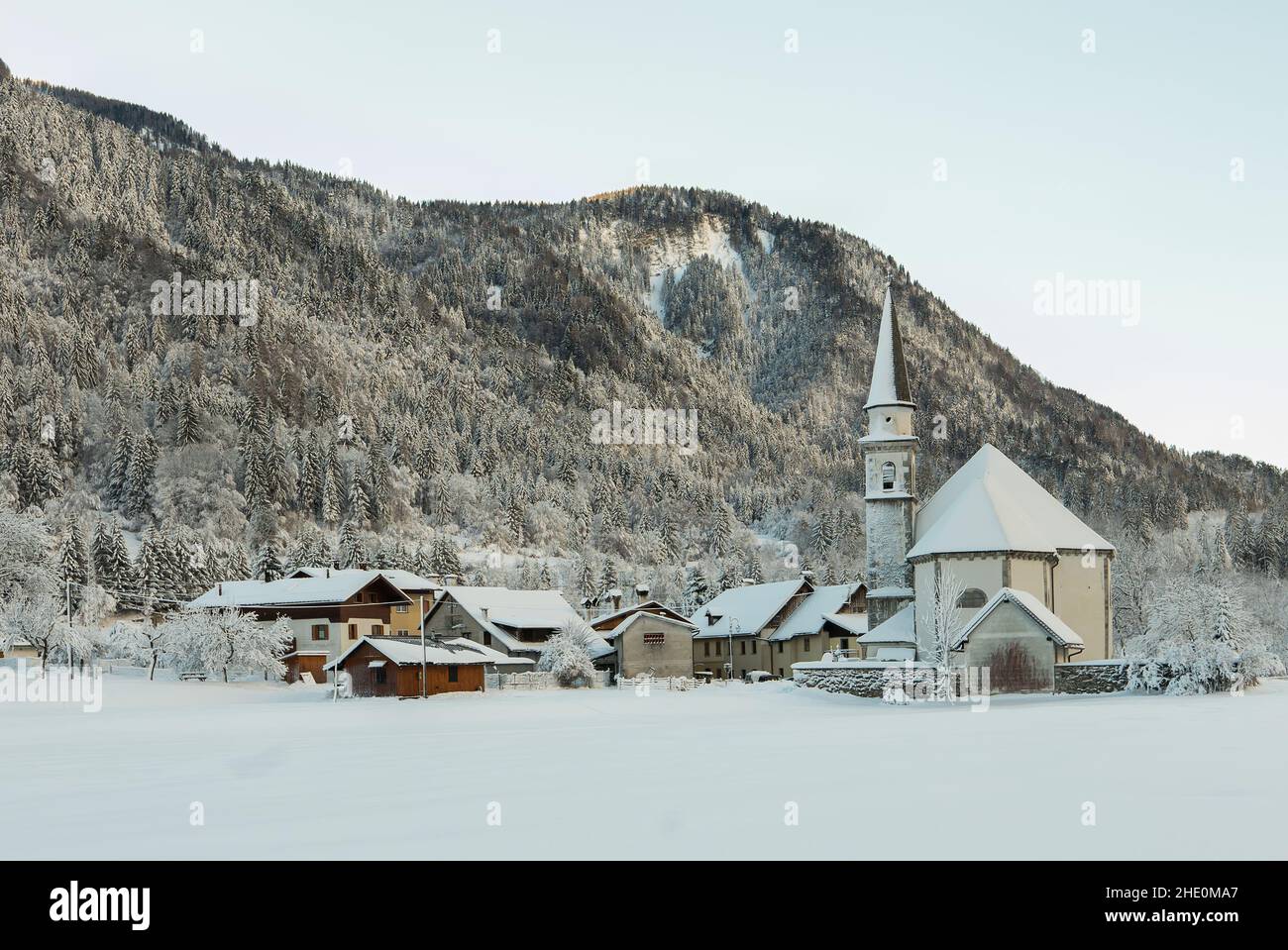 Une vue d'hiver enchanteresse sur le village alpin de Bagni di Lusnizza sur les Alpes italiennes Banque D'Images