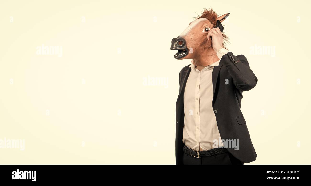 Homme dur en tête de cheval parler sur téléphone portable isolé sur l'espace de copie blanc, la communication mobile Banque D'Images