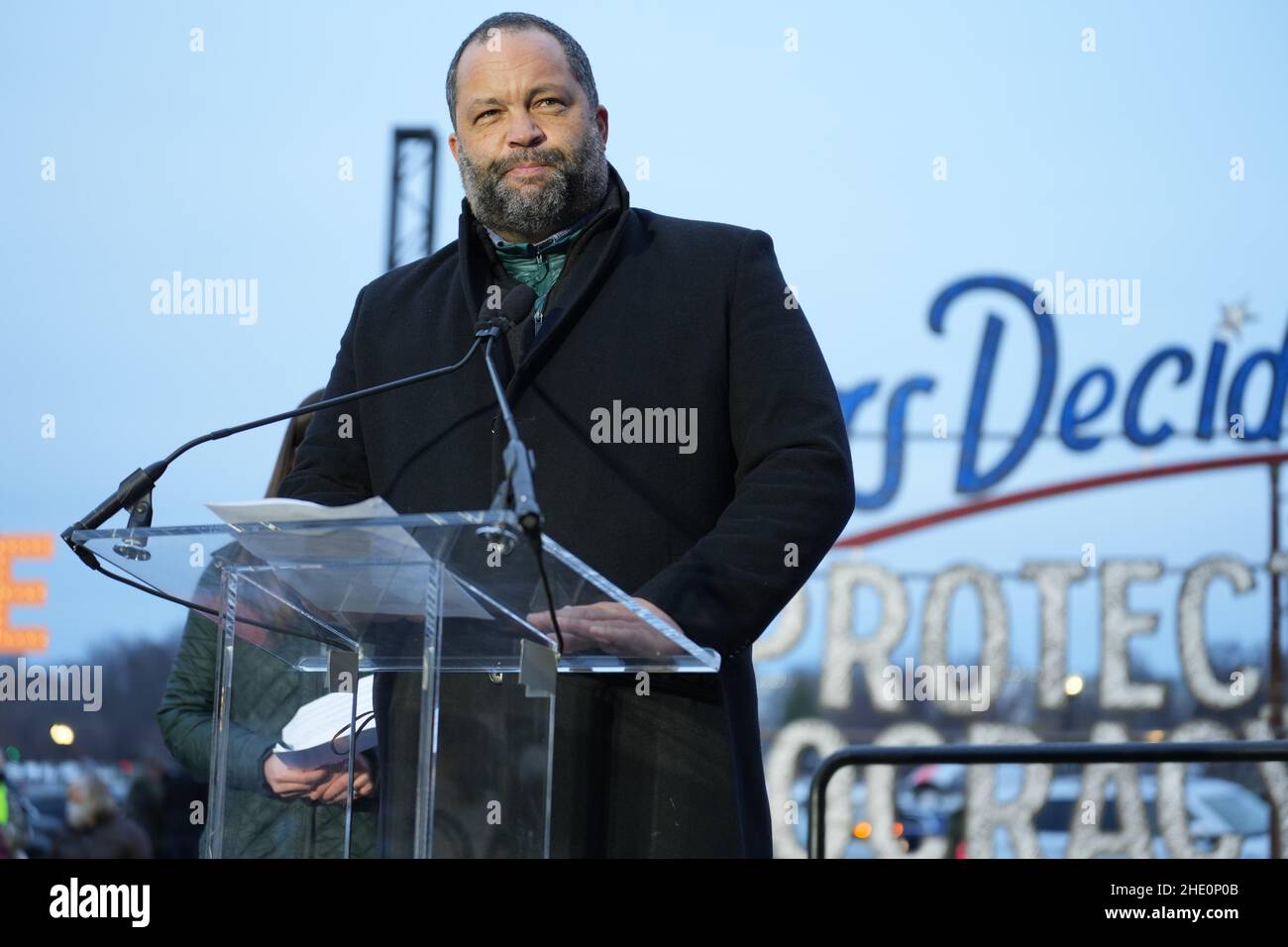 6 janvier 2022, Washington, District de Columbia, États-Unis: BEN JALOUX, président de People for the American Way, au 6 janvier 2022, Vigil pour la démocratie et l'inscription des électeurs près du Capitole des États-Unis commémorant l'insurrection du 6 janvier 2021.(Image de crédit : © Gregg Brekke/ZUMA Press Wire) Banque D'Images