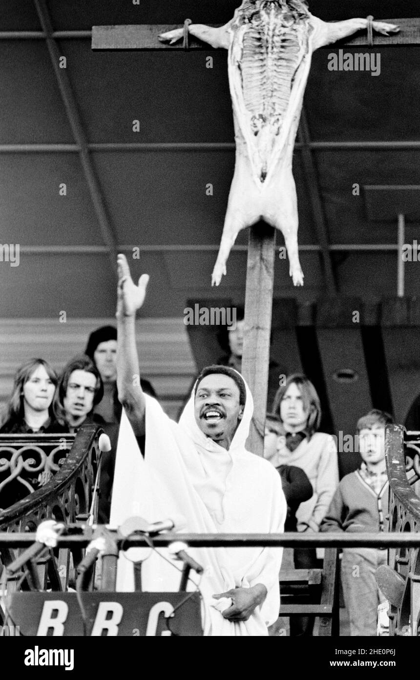 Norman Beaton (Christ) dans LA PASSION d'Edward Bond conception: Di Seymour réalisateur: Bill Bryden a Royal court Theatre production / C.N.D Festival, Alexandra Park Racecourse, Haringey, Londres N22 11/04/1971 Banque D'Images