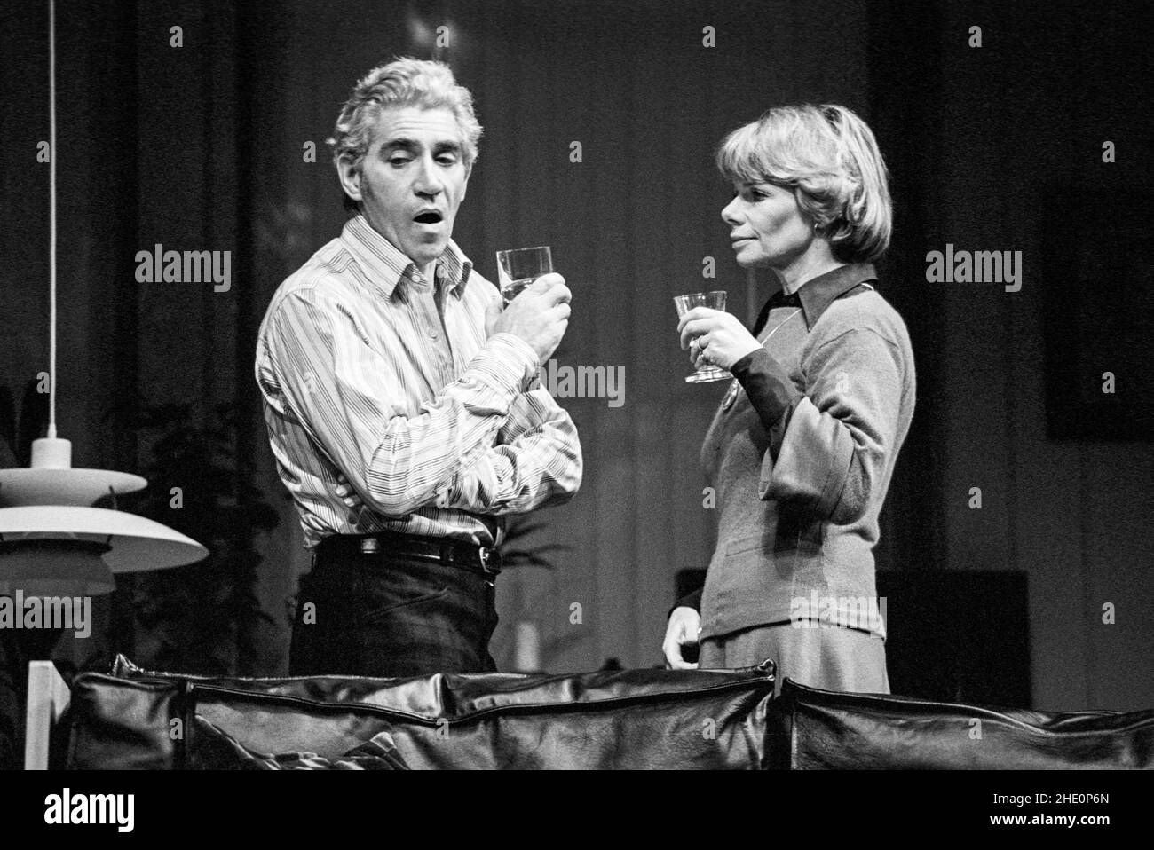 Frank Finlay (Ben Prosser), Jill Bennett (Sally Prosser) en REGARDANT VENIR JOHN Osborne au National Theatre (NT), The Old Vic, Londres SE1 24/02/1976 Set design: Hayden Griffin costumes: Deirdre Clancy réalisateur: Bill Bryden Banque D'Images