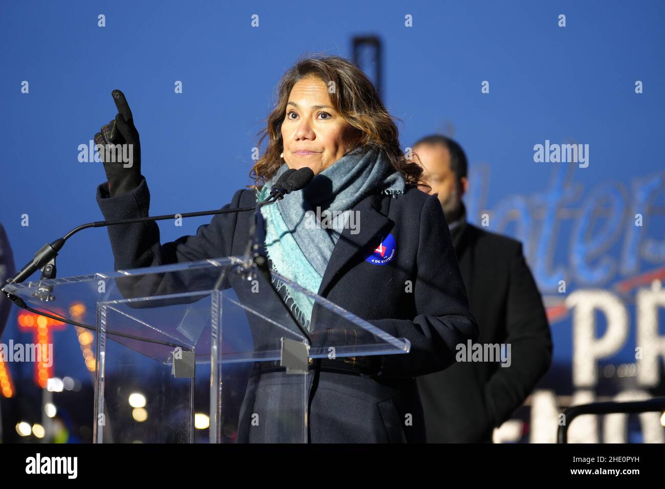 6 janvier 2022, Washington, District de Columbia, États-Unis: La représentante des États-Unis, VERONICA ESCOBAR, D-Texas, s'exprime lors de l'6 événement Vigil 2022 for Democracy and électeur registration près du Capitole des États-Unis commémorant l'insurrection du 6 janvier 2021.(Image de crédit : © Gregg Brekke/ZUMA Press Wire) Banque D'Images