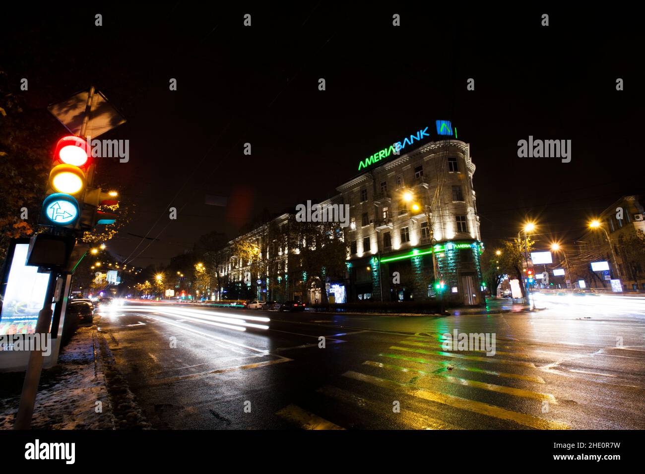 Photo verticale du bâtiment Ameriabank la nuit. Erevan, Arménie. Banque D'Images