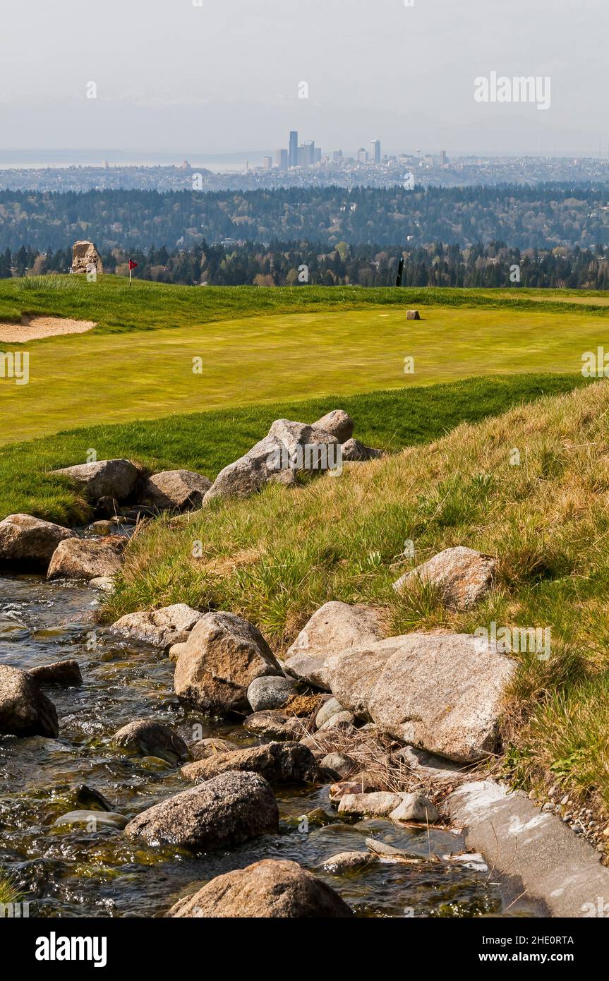 Vue sur les greens, les dangers de l'eau (ruisseau) et les pièges de sable au Golf Club de Newcastle, Washington. Banque D'Images