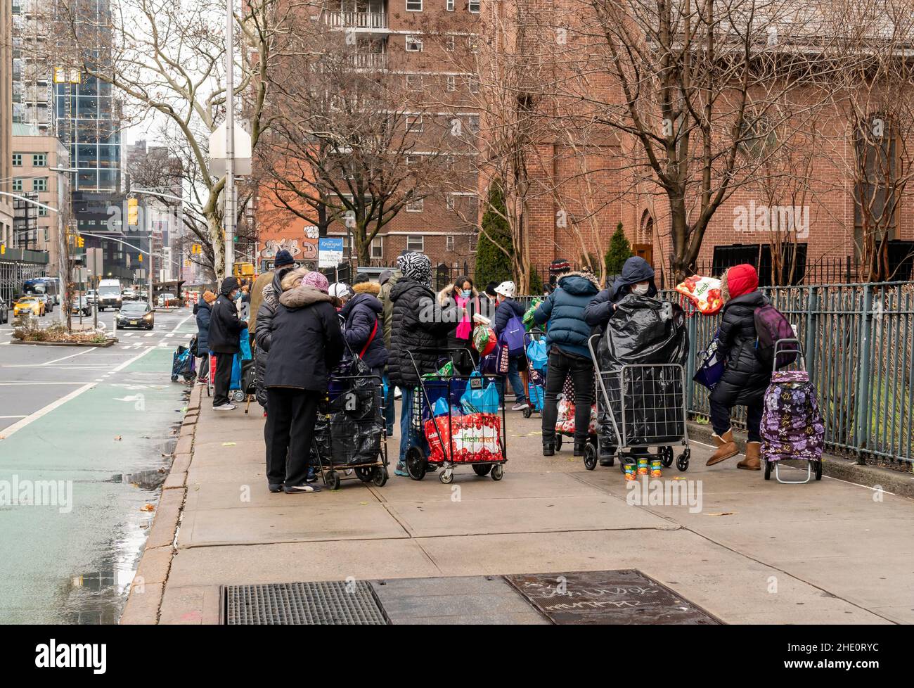 Des centaines de personnes s'alignent à l'extérieur du pantry alimentaire des Saints Apôtres à Chelsea, à New York, le mercredi 5 janvier 2022..(© Richard B. Levine) Banque D'Images