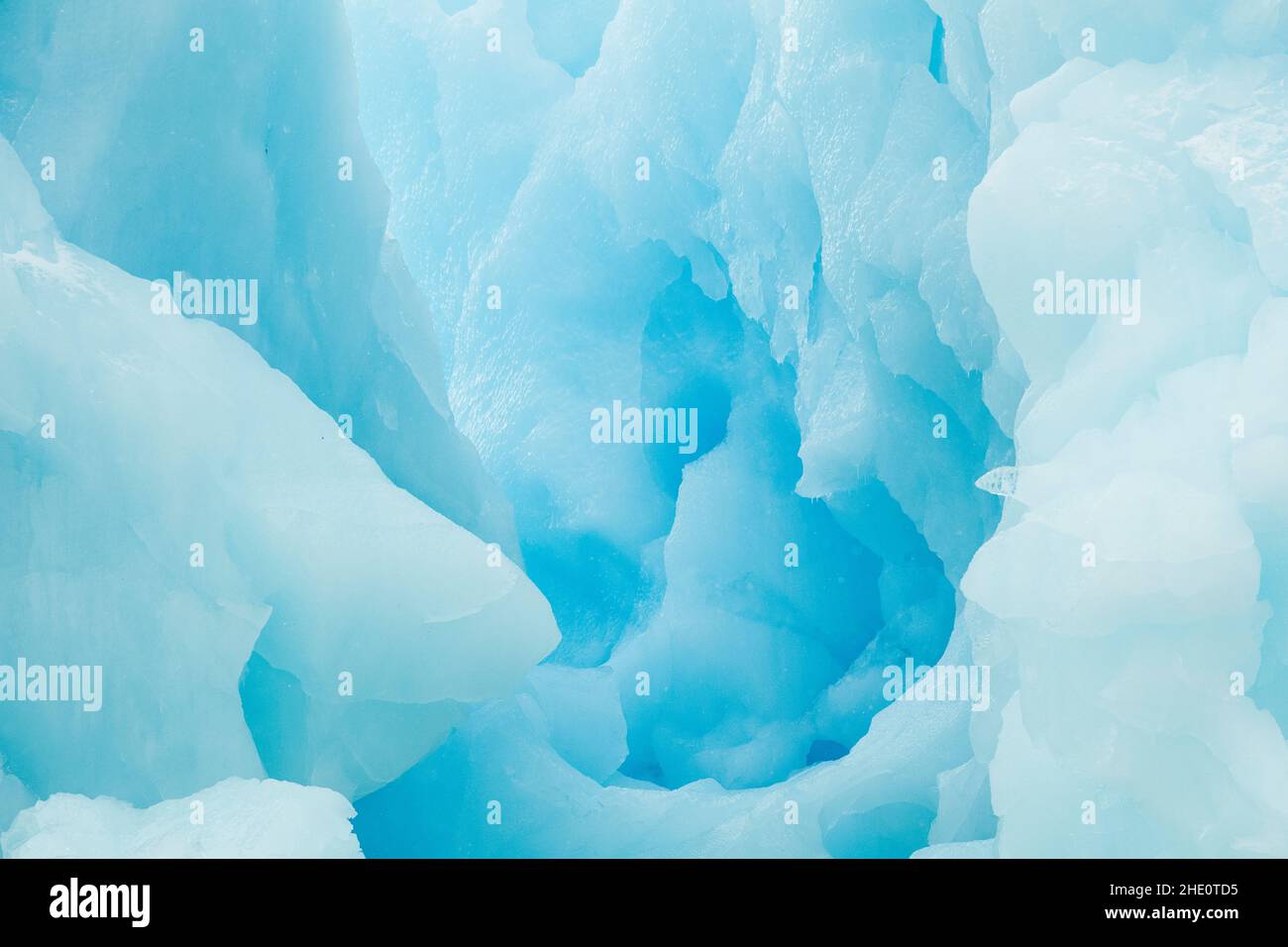 Canal dans un iceberg bleu causé par la fonte et l'érosion. Banque D'Images