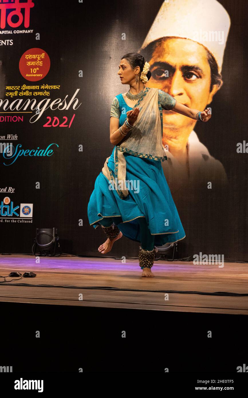 Sheetal Kolwalkar danse classique de Kathak à Swaramangesh 2021, le festival de musique et de danse classique du mémorial de Maître Dinanath Mangeshkar Banque D'Images