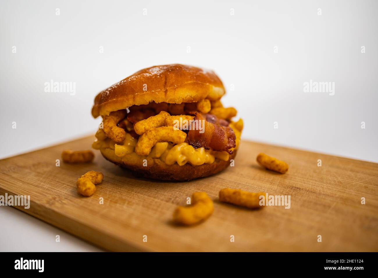 Plat pour gras jeudi avec gros beignet avec mac et bacon au fromage et chips d'arachides Banque D'Images