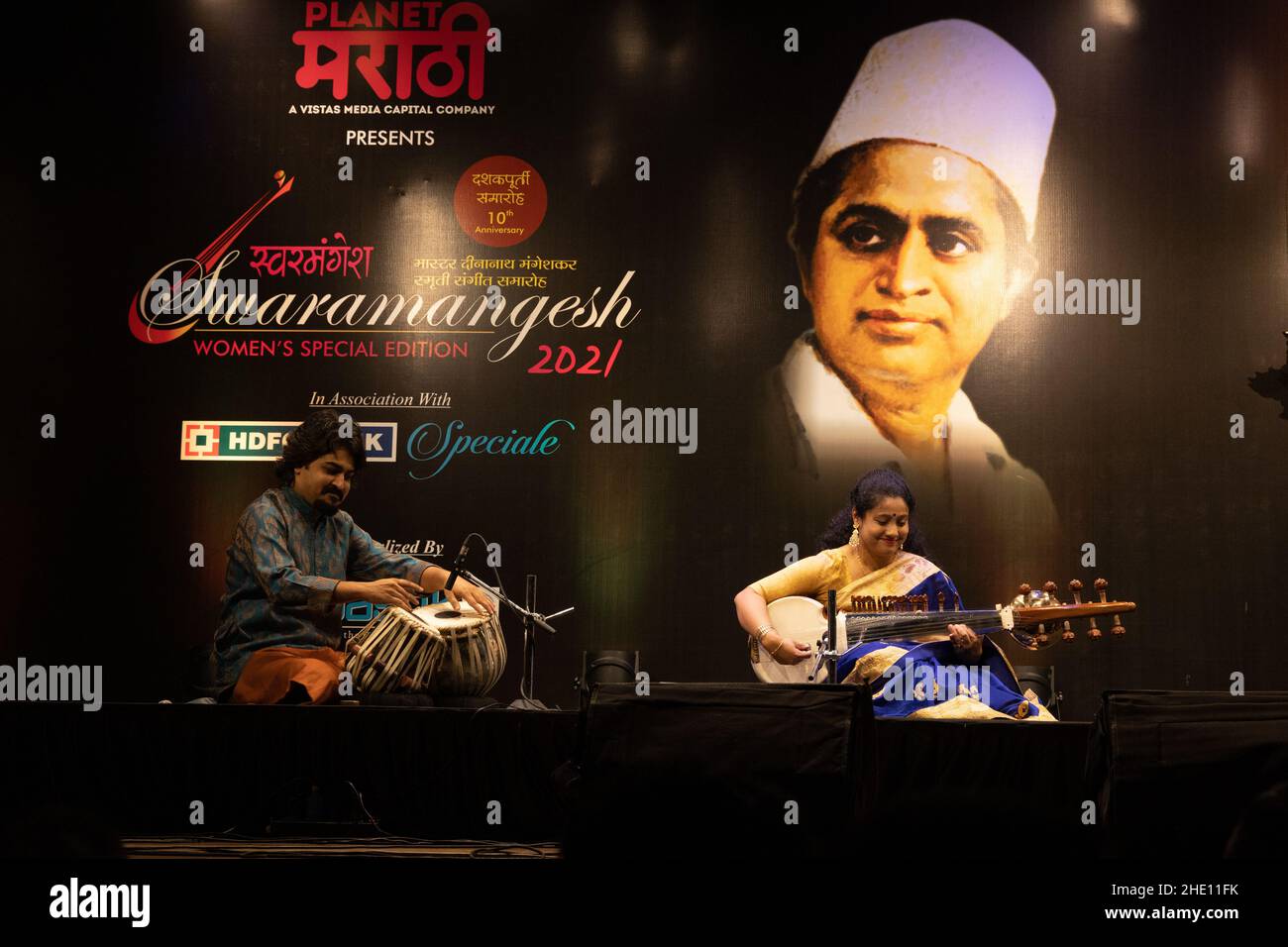 Sarod récital de Troilee Dutta avec Mayank Bedekar sur Tabla à Swaramangesh 2021, le mémorial de Maître Dinanath Mangeshkar festival de musique classique et de danse Banque D'Images