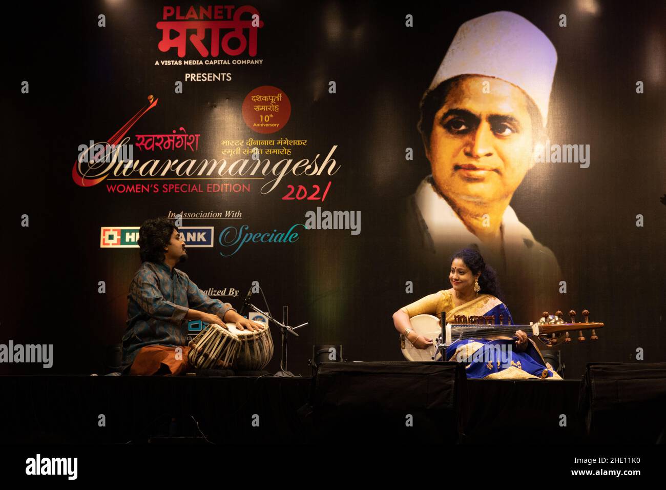 Sarod récital de Troilee Dutta avec Mayank Bedekar sur Tabla à Swaramangesh 2021, le mémorial de Maître Dinanath Mangeshkar festival de musique classique et de danse Banque D'Images