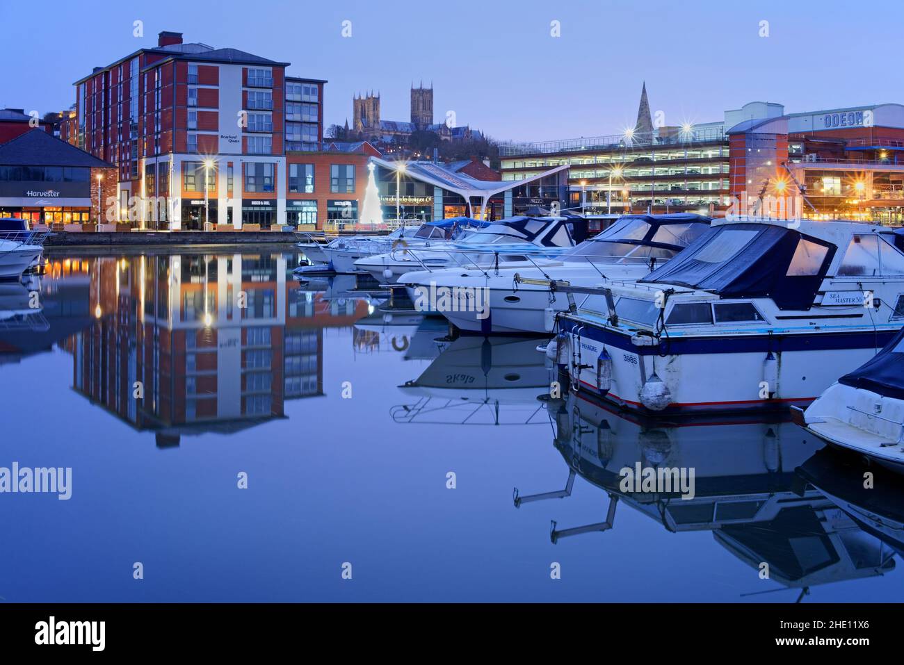 Royaume-Uni, Lincolnshire, Lincoln, piscine de Brayford avec la cathédrale de Lincoln au loin. Banque D'Images