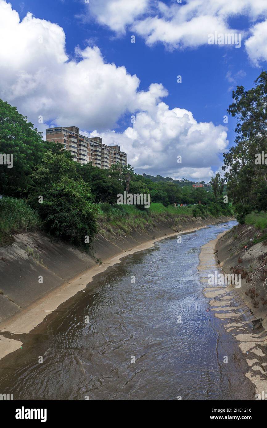 Traversant les canaux de la ville du fleuve Guaire, ses eaux sont des déchets et accumulent tous les déchets de l'industrie et de la population de Caracas Banque D'Images