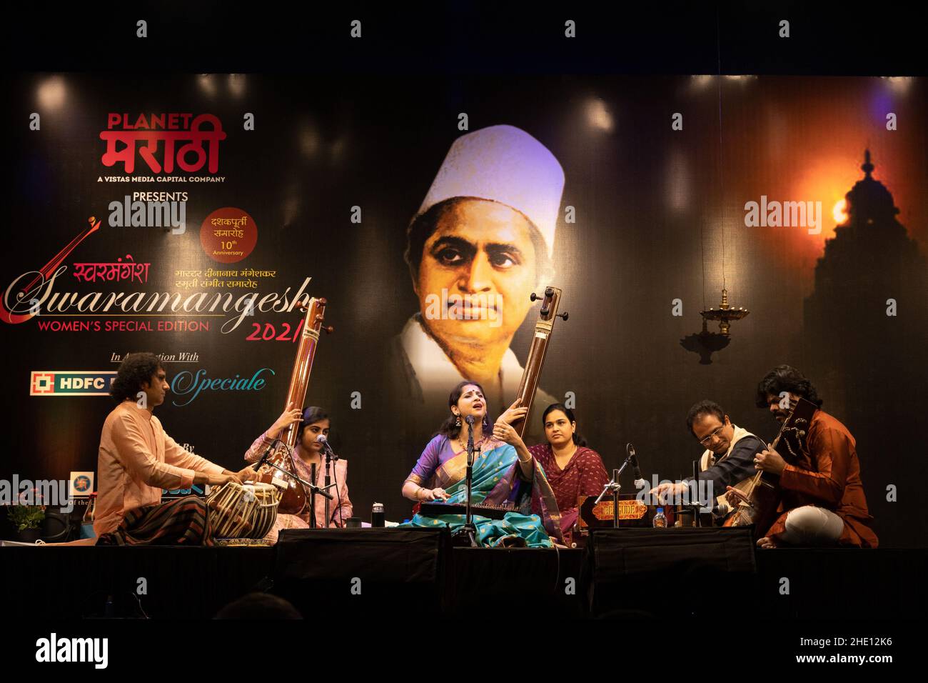 Le chanteur classique Kaushiki Chakraborty avec Ajay Joglekar sur Harmonium, Ojas Adhia sur Tabla et Murad Ali sur Sarangi se produire au Swaramangesh 2021 Banque D'Images