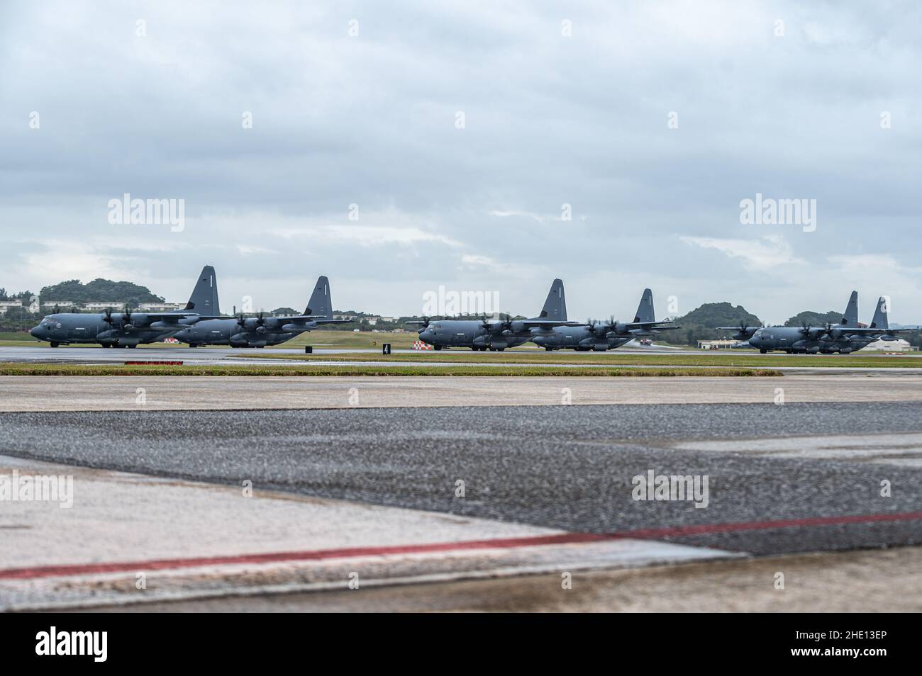 Six appareils MC-130J Commando II affectés au taxi de l'escadron des opérations spéciales 1st, le long de la ligne de vol à la base aérienne de Kadena (Japon), le 6 janvier 2022.Le 1st SOS utilise le MC-130J lors de l'infiltration, de l'exfiltration et du réapprovisionnement de forces et d'équipements d'opérations spéciales en territoire hostile ou refusé.(É.-U.Photo de la Force aérienne par Airman classe 1st Yosselin Perla) Banque D'Images
