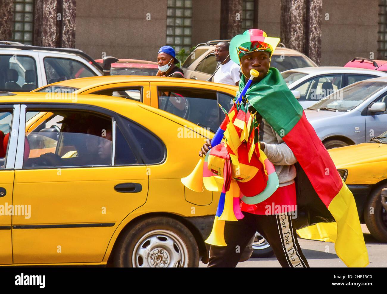 Yaoundé.4th janvier 2022.Photo prise le 4 janvier 2022 montre un jeune homme sur la rue vendant des gadgets avec les couleurs du drapeau du Cameroun à Yaoundé, capitale du Cameroun.Coupe d'Afrique des Nations (AFCON) de football, une compétition biennale va commencer ce dimanche à Yaoundé, capitale du Cameroun.En tant qu'événement sportif important sur le continent, il a attiré l'attention de tous les fans camerounais.En prélude à la cérémonie d'ouverture, une atmosphère de ce concours pourrait déjà être remarquée dans la ville.Credit: Keppeu/Xinhua/Alay Live News Banque D'Images