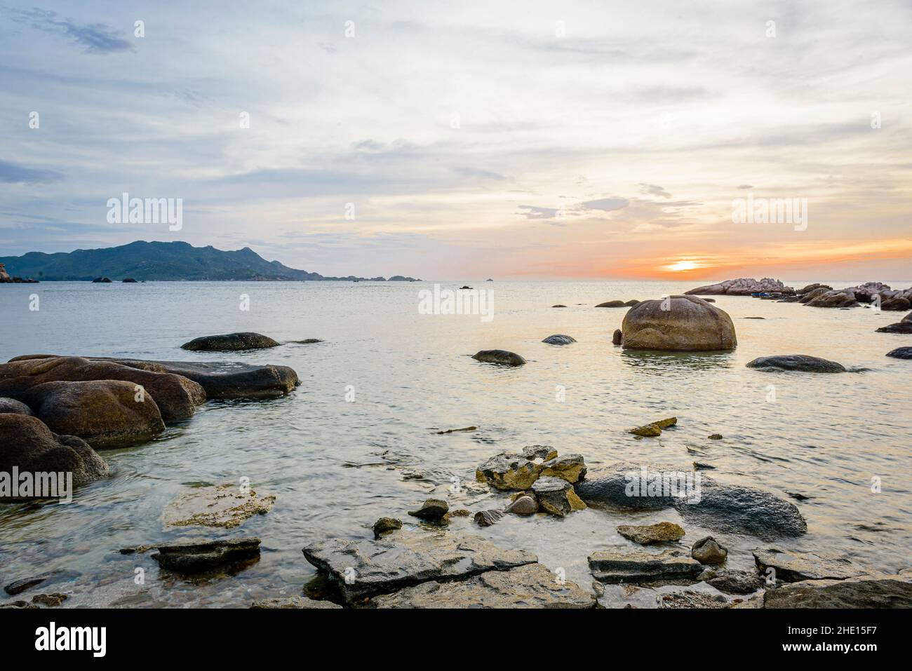 Coucher de soleil sur la mer dans la ville de Phan Thiet, Vietnam Banque D'Images