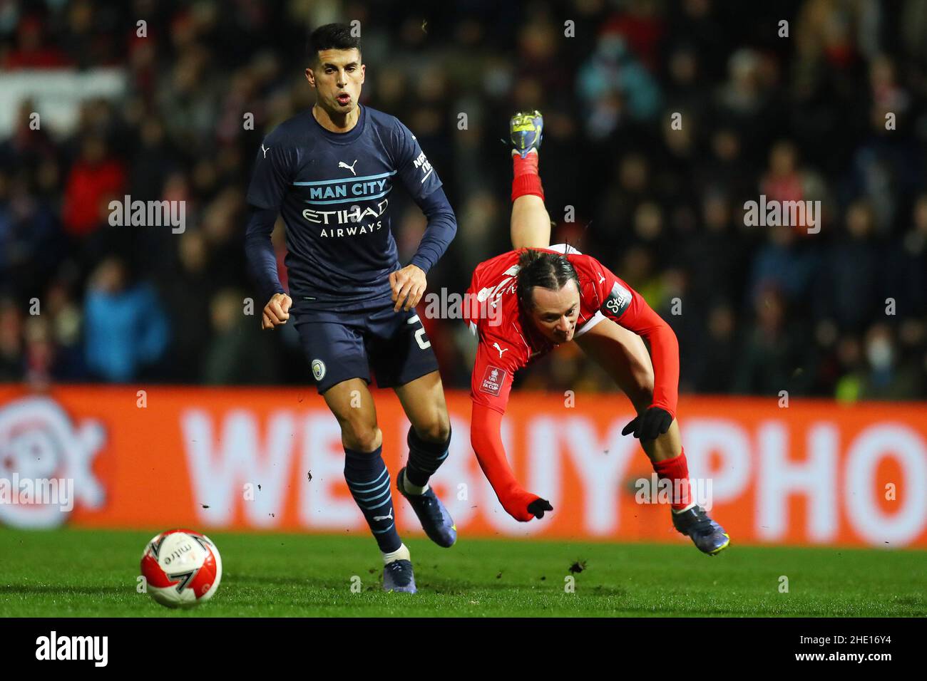 Swindon, Royaume-Uni.07th janvier 2022.Harry McKirdy de Swindon Town (r) est en collision avec Joao Cancelo de Manchester City (l).The Emirates FA Cup, 3rd Round Match, Swindon Town v Manchester City au terrain du comté d'Energy Check à Swindon, Wiltshire, le vendredi 7th janvier 2022. Cette image ne peut être utilisée qu'à des fins éditoriales.Utilisation éditoriale uniquement, licence requise pour une utilisation commerciale.Aucune utilisation dans les Paris, les jeux ou les publications d'un seul club/ligue/joueur. photo par Andrew Orchard/Andrew Orchard sports Photography/Alamy Live News crédit: Andrew Orchard sports Photography/Alamy Live News Banque D'Images