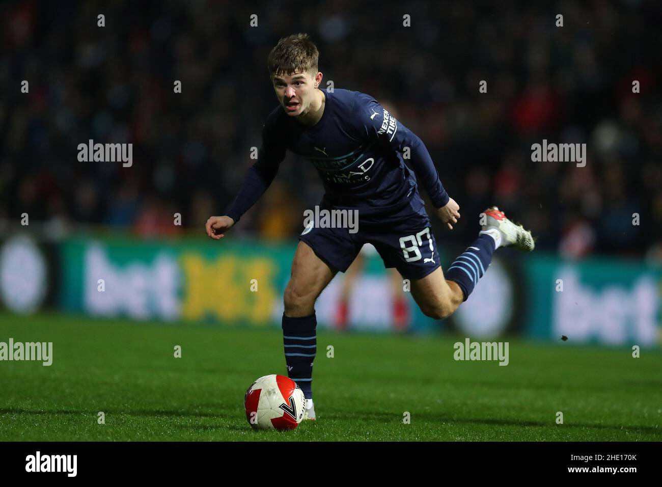 Swindon, Royaume-Uni.07th janvier 2022.James McAtee de Manchester City en action.The Emirates FA Cup, 3rd Round Match, Swindon Town v Manchester City au terrain du comté d'Energy Check à Swindon, Wiltshire, le vendredi 7th janvier 2022. Cette image ne peut être utilisée qu'à des fins éditoriales.Utilisation éditoriale uniquement, licence requise pour une utilisation commerciale.Aucune utilisation dans les Paris, les jeux ou les publications d'un seul club/ligue/joueur. photo par Andrew Orchard/Andrew Orchard sports Photography/Alamy Live News crédit: Andrew Orchard sports Photography/Alamy Live News Banque D'Images