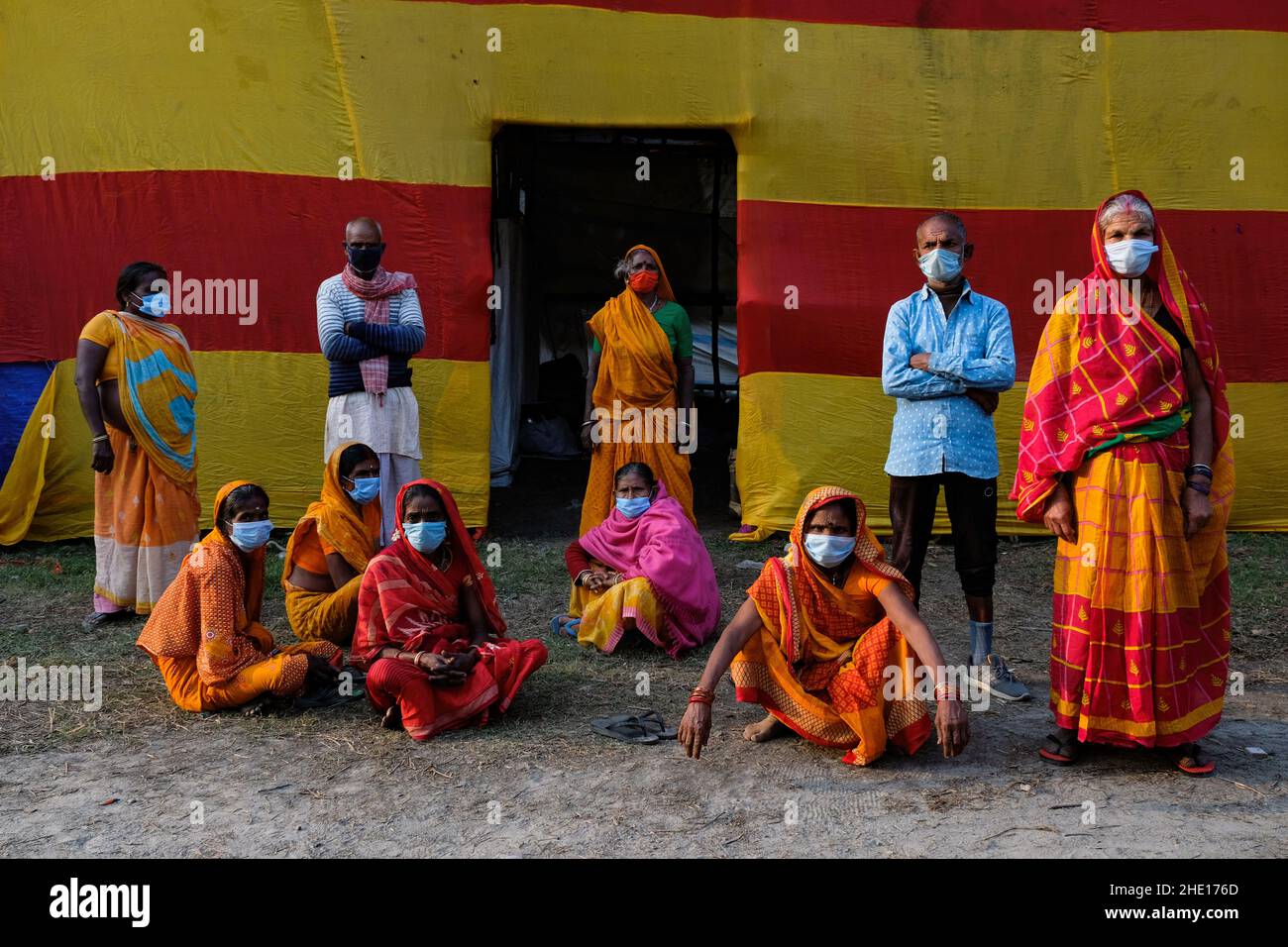 Kolkata, Inde.07th janvier 2022.Des pèlerins portant des masques de sécurité attendent à l'extérieur dans la tente temporaire du camp de transit de Gangasagar.Les préparations de la gégasagar mela étaient en attente en raison d'une pétition demandant instamment de mettre fin à la foire annuelle de pèlerinage de cette année à la lumière des numéros COVID-19/Omicron au Bengale occidental et dans le pays en général.La haute Cour de Calcutta a donné un feu vert à Gangasagar Mela avec certaines restrictions.(Photo de Dipayan Bose/SOPA Images/Sipa USA) crédit: SIPA USA/Alay Live News Banque D'Images