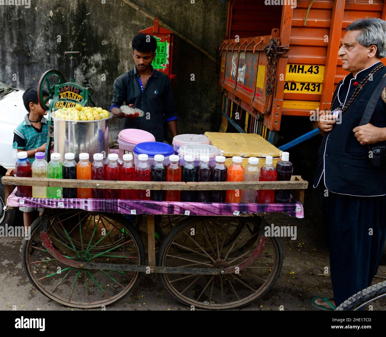 Machine à raser à glace de marque Amir Rajkot utilisée dans une cabine de boisson à base de sirop aromatisée artificielle à Mumbai, en Inde. Banque D'Images