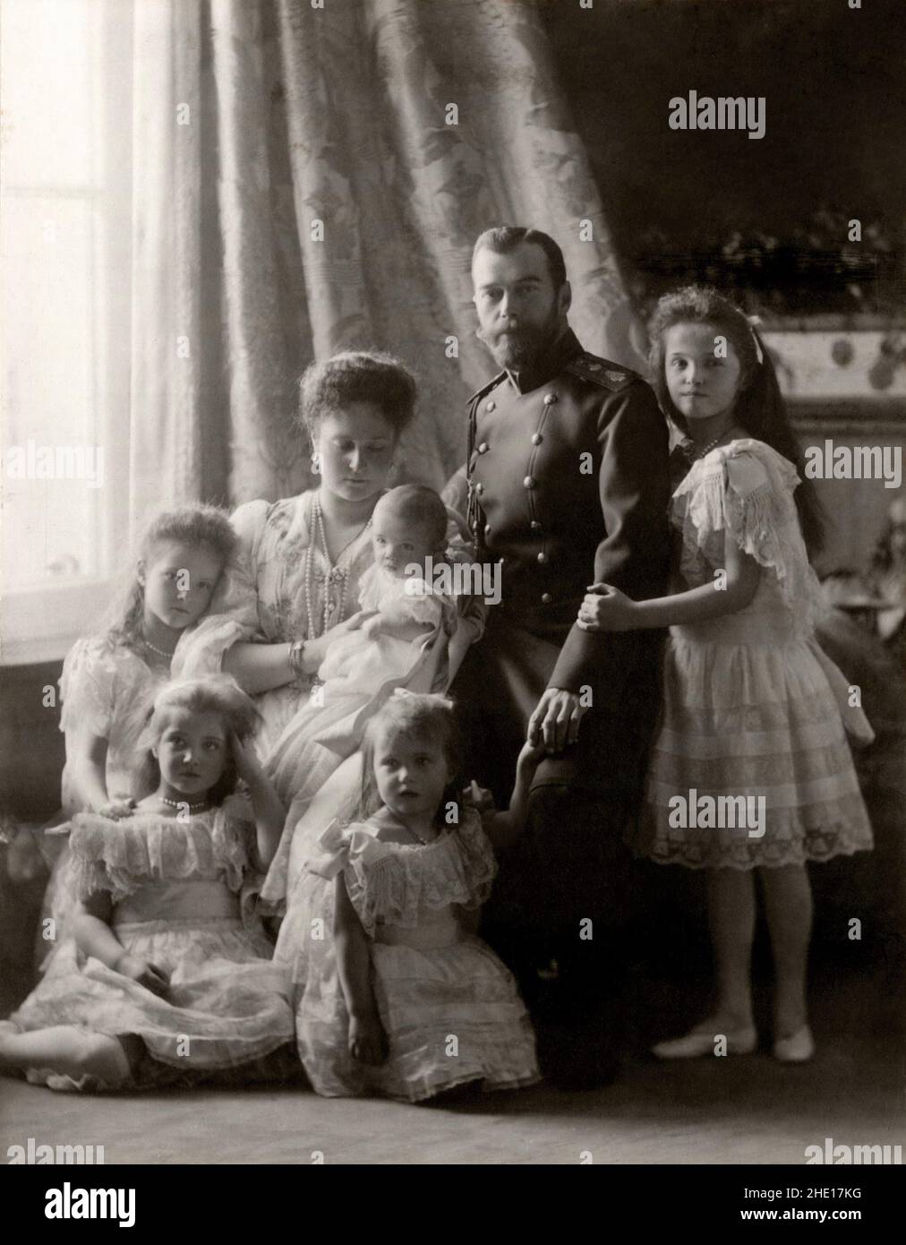 La dynastie Romanov - Tsar Nicholas II avec sa femme et sa famille en 1904 avec Alexei comme bébé dans les bras de ses mères. Banque D'Images