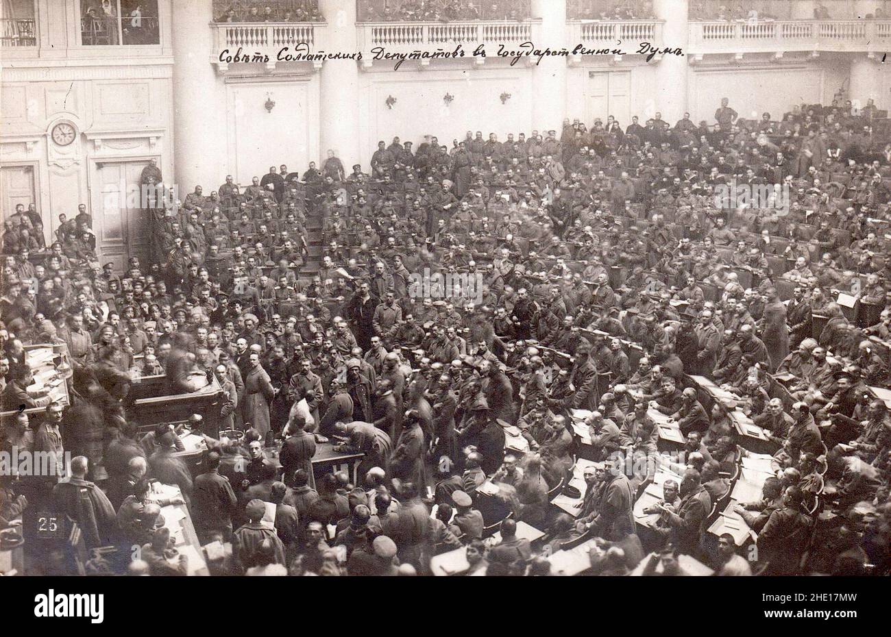 Une assemblée du Soviet de Petrograd (St Petersgerg) de 1917 pendant la Révolution russe en 1917 Banque D'Images